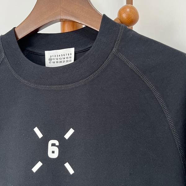 入手困難メゾンマルジェラ ナンバリングロゴマコ Tシャツ パチモン 2色 Mac77589
